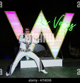 Los Angeles, USA. 2. November 2016. Elvis-Imitator in W Las Vegas private Vorschau im W Los Angeles-West Beverly Hills am 2. November 2016 in Los Angeles, Kalifornien. Bildnachweis: Das Foto Zugang/Alamy Live-Nachrichten Stockfoto