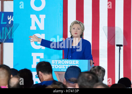 Las Vegas, USA. 2. November 2016. Hillary Clinton Rallyes Freiwilligen, bevor sie beginnen, Kundenwerbung auf 2. November 2016 an die Installateure und Pipefitters Union in Las Vegas, NV. Bildnachweis: Das Foto Zugang/Alamy Live-Nachrichten Stockfoto