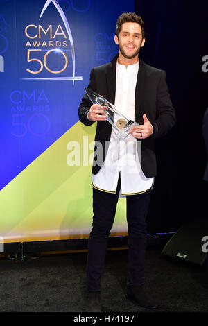 Nashville, TN, USA. 2. November 2016.  Thomas Rhett. 50. jährlichen CMA Awards, CMA Awards 2016, Country-Musik der größte Nacht, statt in der Bridgestone Arena. Bildnachweis: Mickey Bernal/AdMedia © Mickey Bernal/AdMedia/ZUMA Draht/Alamy Live-Nachrichten Stockfoto