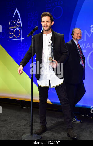 Nashville, TN, USA. 2. November 2016.  Thomas Rhett. 50. jährlichen CMA Awards, CMA Awards 2016, Country-Musik der größte Nacht, statt in der Bridgestone Arena. Bildnachweis: Mickey Bernal/AdMedia © Mickey Bernal/AdMedia/ZUMA Draht/Alamy Live-Nachrichten Stockfoto