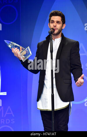 Nashville, TN, USA. 2. November 2016.  Thomas Rhett. 50. jährlichen CMA Awards, CMA Awards 2016, Country-Musik der größte Nacht, statt in der Bridgestone Arena. Bildnachweis: Mickey Bernal/AdMedia © Mickey Bernal/AdMedia/ZUMA Draht/Alamy Live-Nachrichten Stockfoto