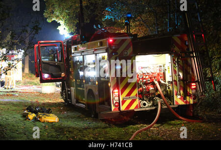 Egham, Surrey, UK. 3. November 2016. Eine Immobilie mit einem Marktwert von über 1 Million Pfund wurde gespeichert, nach schnellen Aktionen von Fire-Fighter von Surrey Feuer und Rettung Service der Besitzer auf Sicherheit und versucht, das Feuer intern zu kämpfen.  Über sechzig gestartet, während die Höhe des Feuers im Dach. Feuerwehrleute waren an die Szene entlang zwei Wasserträger und eine Antenne Leiter Plattform und sechs andere Geräte als support gesendet. Bildnachweis: Uknip/Alamy Live-Nachrichten Stockfoto