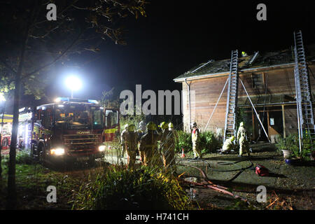 Egham, Surrey, UK. 3. November 2016. Eine Immobilie mit einem Marktwert von über 1 Million Pfund wurde gespeichert, nach schnellen Aktionen von Fire-Fighter von Surrey Feuer und Rettung Service der Besitzer auf Sicherheit und versucht, das Feuer intern zu kämpfen.  Über sechzig gestartet, während die Höhe des Feuers im Dach. Feuerwehrleute waren an die Szene entlang zwei Wasserträger und eine Antenne Leiter Plattform und sechs andere Geräte als support gesendet. Bildnachweis: Uknip/Alamy Live-Nachrichten Stockfoto