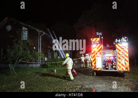 Egham, Surrey, UK. 3. November 2016. Eine Immobilie mit einem Marktwert von über 1 Million Pfund wurde gespeichert, nach schnellen Aktionen von Fire-Fighter von Surrey Feuer und Rettung Service der Besitzer auf Sicherheit und versucht, das Feuer intern zu kämpfen.  Über sechzig gestartet, während die Höhe des Feuers im Dach. Feuerwehrleute waren an die Szene entlang zwei Wasserträger und eine Antenne Leiter Plattform und sechs andere Geräte als support gesendet. Bildnachweis: Uknip/Alamy Live-Nachrichten Stockfoto