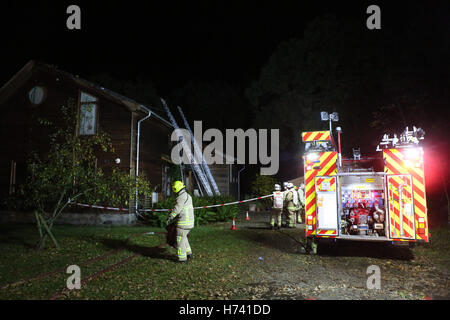 Egham, Surrey, UK. 3. November 2016. Eine Immobilie mit einem Marktwert von über 1 Million Pfund wurde gespeichert, nach schnellen Aktionen von Fire-Fighter von Surrey Feuer und Rettung Service der Besitzer auf Sicherheit und versucht, das Feuer intern zu kämpfen.  Über sechzig gestartet, während die Höhe des Feuers im Dach. Feuerwehrleute waren an die Szene entlang zwei Wasserträger und eine Antenne Leiter Plattform und sechs andere Geräte als support gesendet. Bildnachweis: Uknip/Alamy Live-Nachrichten Stockfoto