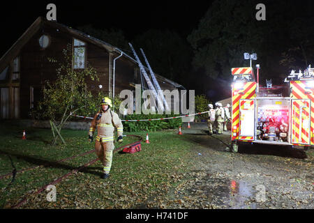 Egham, Surrey, UK. 3. November 2016. Eine Immobilie mit einem Marktwert von über 1 Million Pfund wurde gespeichert, nach schnellen Aktionen von Fire-Fighter von Surrey Feuer und Rettung Service der Besitzer auf Sicherheit und versucht, das Feuer intern zu kämpfen.  Über sechzig gestartet, während die Höhe des Feuers im Dach. Feuerwehrleute waren an die Szene entlang zwei Wasserträger und eine Antenne Leiter Plattform und sechs andere Geräte als support gesendet. Bildnachweis: Uknip/Alamy Live-Nachrichten Stockfoto