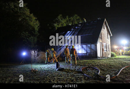 Egham, Surrey, UK. 3. November 2016. Eine Immobilie mit einem Marktwert von über 1 Million Pfund wurde gespeichert, nach schnellen Aktionen von Fire-Fighter von Surrey Feuer und Rettung Service der Besitzer auf Sicherheit und versucht, das Feuer intern zu kämpfen.  Über sechzig gestartet, während die Höhe des Feuers im Dach. Feuerwehrleute waren an die Szene entlang zwei Wasserträger und eine Antenne Leiter Plattform und sechs andere Geräte als support gesendet. Bildnachweis: Uknip/Alamy Live-Nachrichten Stockfoto