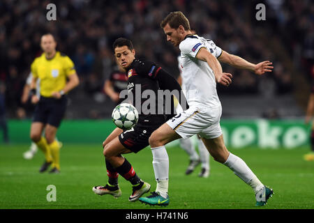 Jan Vertonghen der Tottenham Hotspurs in Aktion gegen Javier Hernandez (L) von Bayer Leverkusen in der UEFA Champions League-Gruppe E-match zwischen Tottenham Hotspurs und Bayer Leverkusen im Wembley-Stadion in London, Großbritannien-02. November 2016. Foto: Federico Gambarini/dpa Stockfoto