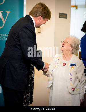 Canberra, Australien. 2. November 2016. König Willem-Alexander und Maxima der Königin der Niederlande besuchen die National Archives of Australia begrüßt von Generaldirektor David Fricker in Canberra, Australien, 2. November 2016. Der niederländische König und die Königin sind in Australien für eine 5-tägige Staatsbesuch. Foto: Patrick van Katwijk POINT DE VUE, - Nein-Draht-SERVICE-/ Dpa/Alamy Live News Stockfoto