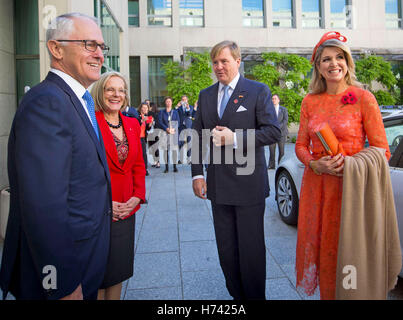 Canberra, Australien. 2. November 2016. König Willem-Alexander und Maxima der Königin der Niederlande besuchen Premierminister Malcolm Turnbull im Parliament House in Canberra, Australien, 2. November 2016. Der niederländische König und die Königin sind in Australien für eine 5-tägige Staatsbesuch. Foto: Patrick van Katwijk POINT DE VUE, - Nein-Draht-SERVICE-/ Dpa/Alamy Live News Stockfoto