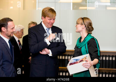 Canberra, Australien. 2. November 2016. König Willem-Alexander und Maxima der Königin der Niederlande besuchen die National Archives of Australia begrüßt von Generaldirektor David Fricker in Canberra, Australien, 2. November 2016. Der niederländische König und die Königin sind in Australien für eine 5-tägige Staatsbesuch. Foto: Patrick van Katwijk POINT DE VUE, - Nein-Draht-SERVICE-/ Dpa/Alamy Live News Stockfoto