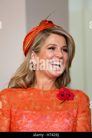 Canberra, Australien. 2. November 2016. König Willem-Alexander und Maxima der Königin der Niederlande besuchen die National Archives of Australia begrüßt von Generaldirektor David Fricker in Canberra, Australien, 2. November 2016. Der niederländische König und die Königin sind in Australien für eine 5-tägige Staatsbesuch. Foto: Patrick van Katwijk POINT DE VUE, - Nein-Draht-SERVICE-/ Dpa/Alamy Live News Stockfoto