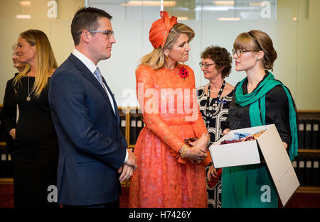 Canberra, Australien. 2. November 2016. König Willem-Alexander und Maxima der Königin der Niederlande besuchen die National Archives of Australia begrüßt von Generaldirektor David Fricker in Canberra, Australien, 2. November 2016. Der niederländische König und die Königin sind in Australien für eine 5-tägige Staatsbesuch. Foto: Patrick van Katwijk POINT DE VUE, - Nein-Draht-SERVICE-/ Dpa/Alamy Live News Stockfoto