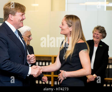 Canberra, Australien. 2. November 2016. König Willem-Alexander und Maxima der Königin der Niederlande besuchen die National Archives of Australia begrüßt von Generaldirektor David Fricker in Canberra, Australien, 2. November 2016. Der niederländische König und die Königin sind in Australien für eine 5-tägige Staatsbesuch. Foto: Patrick van Katwijk POINT DE VUE, - Nein-Draht-SERVICE-/ Dpa/Alamy Live News Stockfoto