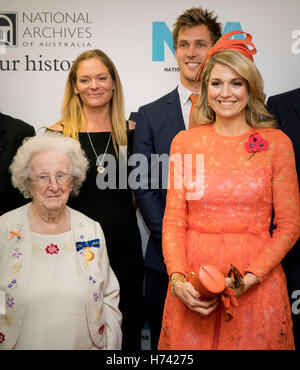 Canberra, Australien. 2. November 2016. König Willem-Alexander und Maxima der Königin der Niederlande besuchen die National Archives of Australia begrüßt von Generaldirektor David Fricker in Canberra, Australien, 2. November 2016. Der niederländische König und die Königin sind in Australien für eine 5-tägige Staatsbesuch. Foto: Patrick van Katwijk POINT DE VUE, - Nein-Draht-SERVICE-/ Dpa/Alamy Live News Stockfoto