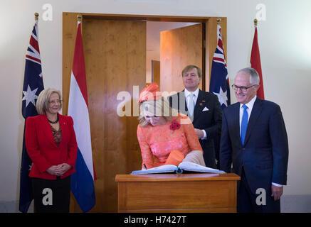 Canberra, Australien. 2. November 2016. König Willem-Alexander und Maxima der Königin der Niederlande besuchen Premierminister Malcolm Turnbull im Parliament House in Canberra, Australien, 2. November 2016. Der niederländische König und die Königin sind in Australien für eine 5-tägige Staatsbesuch. Foto: Patrick van Katwijk POINT DE VUE, - Nein-Draht-SERVICE-/ Dpa/Alamy Live News Stockfoto