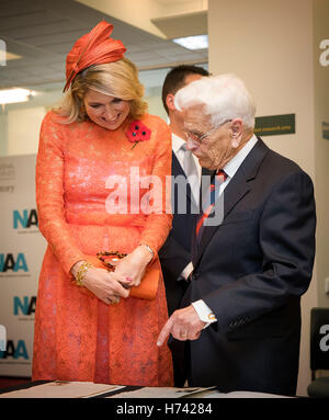 Canberra, Australien. 2. November 2016. König Willem-Alexander und Maxima der Königin der Niederlande besuchen die National Archives of Australia begrüßt von Generaldirektor David Fricker in Canberra, Australien, 2. November 2016. Der niederländische König und die Königin sind in Australien für eine 5-tägige Staatsbesuch. Foto: Patrick van Katwijk POINT DE VUE, - Nein-Draht-SERVICE-/ Dpa/Alamy Live News Stockfoto