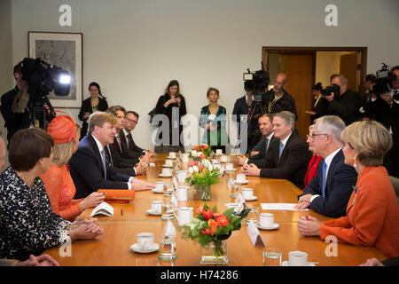 Canberra, Australien. 2. November 2016. König Willem-Alexander und Maxima der Königin der Niederlande besuchen Premierminister Malcolm Turnbull im Parliament House in Canberra, Australien, 2. November 2016. Der niederländische König und die Königin sind in Australien für eine 5-tägige Staatsbesuch. Foto: Patrick van Katwijk POINT DE VUE, - Nein-Draht-SERVICE-/ Dpa/Alamy Live News Stockfoto