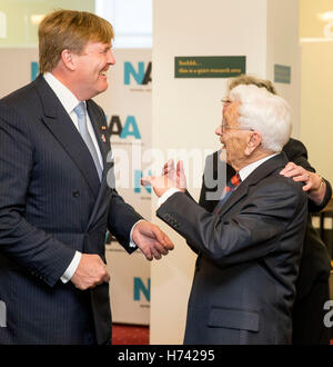 Canberra, Australien. 2. November 2016. König Willem-Alexander und Maxima der Königin der Niederlande besuchen die National Archives of Australia begrüßt von Generaldirektor David Fricker in Canberra, Australien, 2. November 2016. Der niederländische König und die Königin sind in Australien für eine 5-tägige Staatsbesuch. Foto: Patrick van Katwijk POINT DE VUE, - Nein-Draht-SERVICE-/ Dpa/Alamy Live News Stockfoto