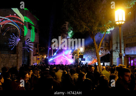 Jerusalem, Israel 2. November 2016 - Menschen genießen kostenlose Musik-Leistung während der Indie-Stadtfest "die verfügt über musikalische Darbietungen in den Straßen, Bars und anderen Orten in der Innenstadt von Jerusalem Hervorhebung helle neue Flurnamen der unabhängigen Musikszene Credit: Eddie Gerald/Alamy Live News Stockfoto