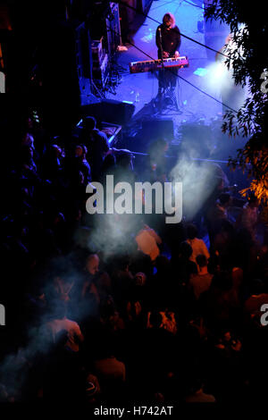 Jerusalem, Israel 2. November 2016 - Menschen genießen kostenlose Musik-Leistung während der Indie-Stadtfest "die verfügt über musikalische Darbietungen in den Straßen, Bars und anderen Orten in der Innenstadt von Jerusalem Hervorhebung helle neue Flurnamen der unabhängigen Musikszene Credit: Eddie Gerald/Alamy Live News Stockfoto