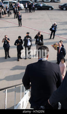 Hong Kong, China. 3. November 2016. Bundesminister für wirtschaftliche Angelegenheiten Sigmar Gabriel (SPD) am Flughafen in Hong Kong, China, 3. November 2016. Der deutsche Wirtschaftsminister ist China derzeit mit einer großen Wirtschaftsdelegation besucht. Foto: Bernd Von Jutrczenka/Dpa/Alamy Live News Stockfoto