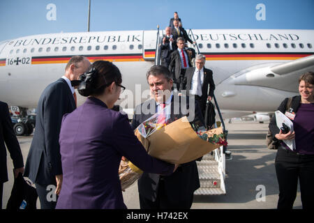 Hong Kong, China. 3. November 2016. Bundesminister für wirtschaftliche Angelegenheiten Sigmar Gabriel (SPD) am Flughafen in Hong Kong, China, 3. November 2016. Der deutsche Wirtschaftsminister ist China derzeit mit einer großen Wirtschaftsdelegation besucht. Foto: Bernd Von Jutrczenka/Dpa/Alamy Live News Stockfoto