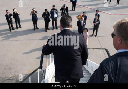 Hong Kong, China. 3. November 2016. Bundesminister für wirtschaftliche Angelegenheiten Sigmar Gabriel (SPD) am Flughafen in Hong Kong, China, 3. November 2016. Der deutsche Wirtschaftsminister ist China derzeit mit einer großen Wirtschaftsdelegation besucht. Foto: Bernd Von Jutrczenka/Dpa/Alamy Live News Stockfoto