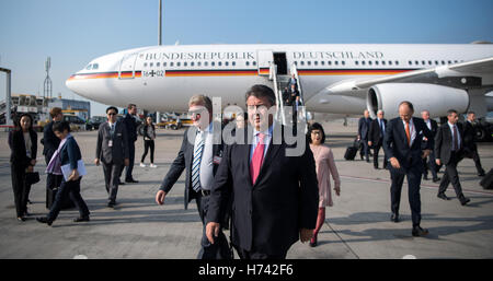 Hong Kong, China. 3. November 2016. Bundesminister für wirtschaftliche Angelegenheiten Sigmar Gabriel (SPD) am Flughafen in Hong Kong, China, 3. November 2016. Der deutsche Wirtschaftsminister ist China derzeit mit einer großen Wirtschaftsdelegation besucht. Foto: Bernd Von Jutrczenka/Dpa/Alamy Live News Stockfoto