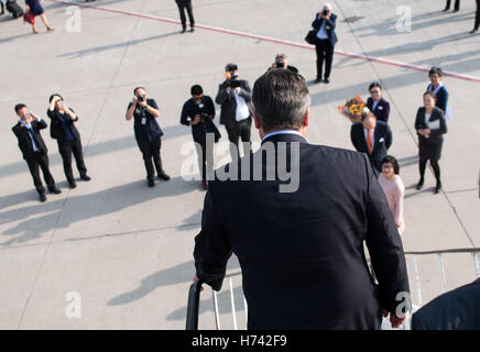 Hong Kong, China. 3. November 2016. Bundesminister für wirtschaftliche Angelegenheiten Sigmar Gabriel (SPD) am Flughafen in Hong Kong, China, 3. November 2016. Der deutsche Wirtschaftsminister ist China derzeit mit einer großen Wirtschaftsdelegation besucht. Foto: Bernd Von Jutrczenka/Dpa/Alamy Live News Stockfoto