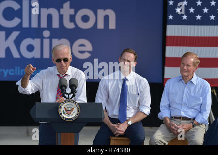 Palm Beach Gardens, FL, USA. 2. November 2016. Vice President Joe Biden (L) auf der Bühne im Gespräch mit US-Vertreter (D-FL-18) Patrick Murphy (C) und US-Senator Bill Nelson (D -FL) (R) während einer öffentlichen Kampagne Kundgebung für 'bekommen, die frühen Stimme"für demokratischen Präsidentschaftskandidaten Hillary Clinton am Palm Beach State College-Amphitheater (Campus Center) auf 2. November 2016 in Palm Beach Gardens, Florida. Vize-Präsident Biden wird Floridians Nutzen der frühen Abstimmung sofort mit sechs Tag Links zur Wahl fordern. © Mpi10/Medien Punch/Alamy Live-Nachrichten Stockfoto