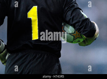 Torwart Victor Valdes mit der Nummer 1 und Fußball, Champions League, Saison 2007/2008, Viertelfinal Hinspiel Stockfoto