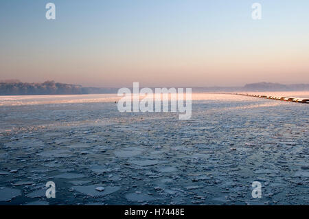 Halterner Stausee mit Eisschollen im Abendlicht, Münsterland, Nordrhein-Westfalen Stockfoto