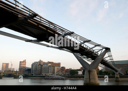 Millennium-Brücke über den Fluss Themse, London, England, Vereinigtes Königreich, Europa Stockfoto