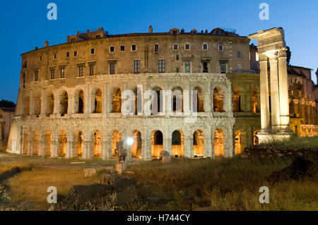 Tempel des Apollo Sosianus und Marcellus-Theater bei Nacht, Rom, Italien, Europa Stockfoto