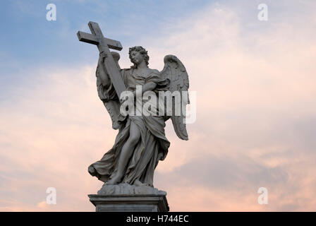 Engelsstatue auf Ponte Sant'Angelo, Engels-Brücke, am Abend Licht, Rom, Italien, Europa Stockfoto