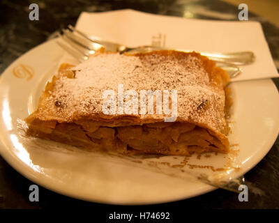 Apfelstrudel aus Demel in Wien, Österreich. Stockfoto