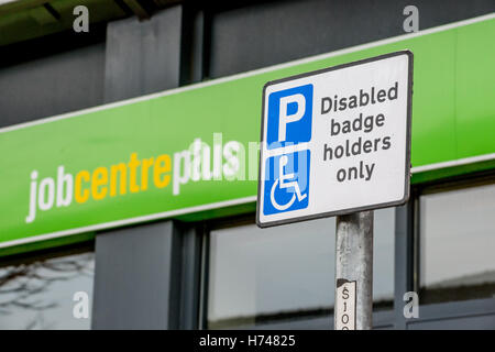 Behindertenausweises Halter melden Sie vor Job Centre Plus Büro, Doncaster Stockfoto