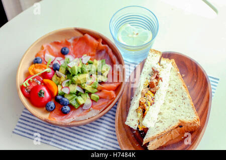 Gesunde Mail mit Bio-Tomaten-Salat und Vollkorn-sandwich Stockfoto