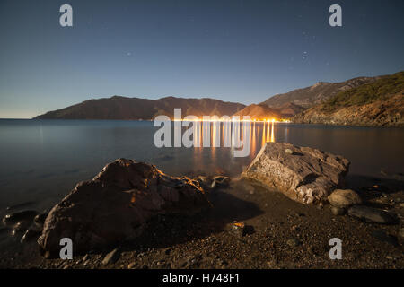 Nachthimmel unter Adrasan Bucht. Adrasan Dorf Lage, Stadtteil von Kemer, Provinz Antalya, Türkei. Stockfoto