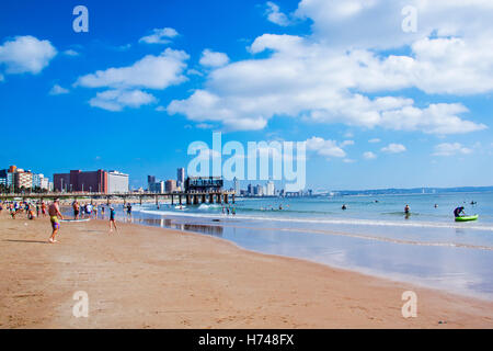 Menschen genießen am Morgen Besuch des zum Vetchies Strand am Golden Mile Beach Front gegen Skyline der Stadt Stockfoto