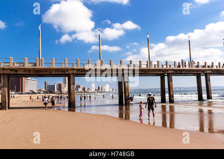 Menschen genießen am Morgen Besuch des Vetchies Pier auf der Golden Mile Beach Front gegen Skyline der Stadt Stockfoto