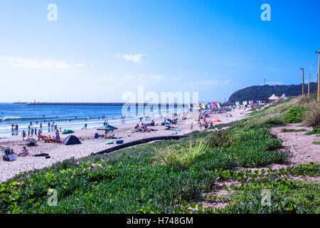 Menschen genießen am Morgen Besuch des zum Vetchies Strand am Golden Mile Beach Front gegen Hafeneinfahrt Stockfoto