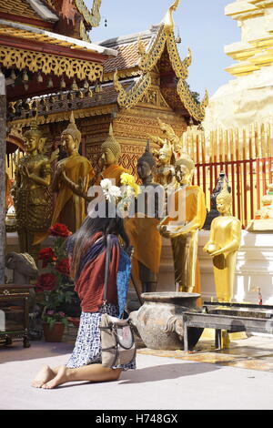 Frau beten am Wat Phra, die Doi Suthep, Chiang Mai, Thailand Stockfoto