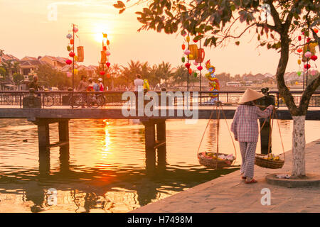 Sonnenuntergang über dem Fluss in Hoi An, Vietnam Stockfoto