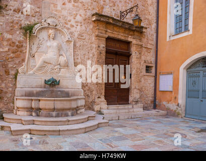 Der Eingang zum Rathaus von Grasse mit dem alten Brunnen, Frankreich. Stockfoto