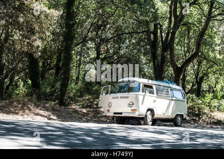 Weiße Oldtimerbus Camper unterwegs. Stockfoto