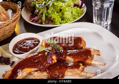 Gegrillte Schweinerippchen mit Barbecue Soße Marinade Spareribs und Krautsalat Stockfoto