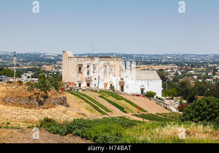 Panoramablick auf die umliegende Landschaft aus Martina Franca, eine Stadt in der Provinz von Tarent, Apulien, Süditalien Stockfoto