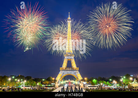 Eiffel-Turm-leichte Performance-Show und Neujahr 2017 Feuerwerk in der Nacht. Stockfoto